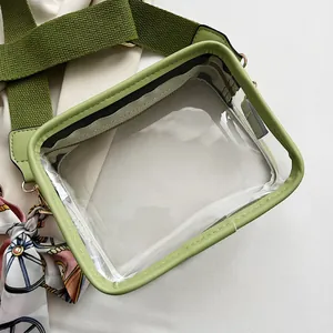 Vista dall'alto della borsa a tracolla in PVC trasparente con tracolla larga verde e sciarpa