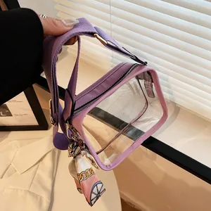 Primo piano di una borsa jelly in PVC trasparente viola con ampia tracolla tessuta