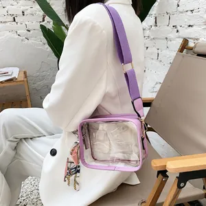 Dettaglio della borsa a tracolla in PVC viola trasparente con tracolla larga e sciarpa.