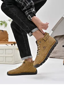 Seitenansicht handgenähter Herren-Lederstiefeletten in einer Outdoor-Camping-Szene