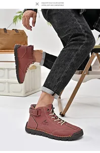 Detail von handgenähten rotbraunen Lederstiefeln, die ein Model auf einem Stuhl trägt