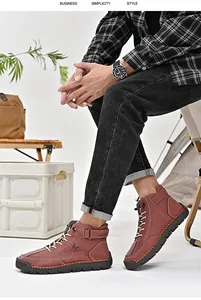 Detailansicht der handgenähten Lederstiefel für Herren in Ziegelrot mit Salkin-Branding