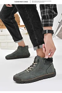 Detailansicht der grünen handgenähten Freizeit-Lederstiefel für Herren mit Klettverschluss
