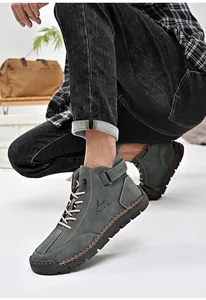 Detailansicht handgenähter Herren-Lederstiefel in Graugrün für Freizeit-Look.