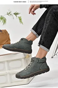 Detailansicht der handgenähten Freizeit-Lederschuhe für Herren in Dunkelgrün