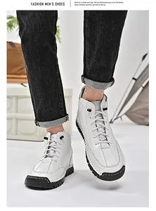 Nahaufnahme von weißen Herren-Lederschuhen mit handgenähten Details und Gummisohle.
