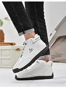 Detail weißer High-Top-Freizeitschuhe aus Leder mit handgenähter Sohle und Salkin-Logo
