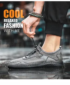 Gros plan détaillé d'une chaussure de randonnée grise en mesh respirant avec laçage