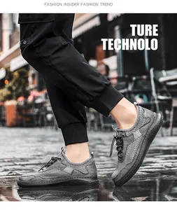 Gros plan de chaussures d'extérieur en mesh gris respirant pour hommes sur rue mouillée