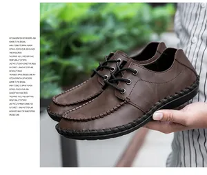 Primer piano de zapatos casuales de cuero marrón para hombre con cordones y costuras.
