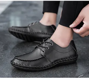 Detalle de zapatos casuales de cuero negro con diseño de punta redonda cosidos a mano