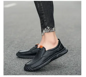 Primo piano di scarpe casual da uomo in pelle nera con dettagli cuciti a mano