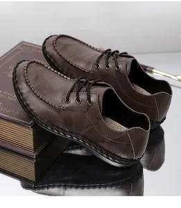 Detalle de zapatos informales de cuero marrón para hombre con costuras
