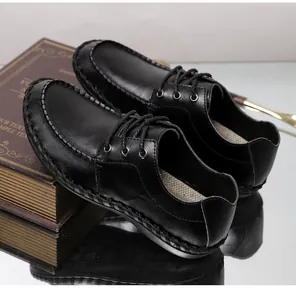 Primer plano de zapatos de cuero casuales negros para hombre con punta redonda clásica