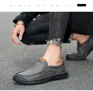Dettaglio scarpe casual da uomo in pelle grigia cucite a mano con suola in gomma