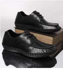 Vista detallada de zapatos informales de cuero negro para hombre con cordones