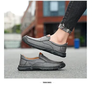 Vista dettagliata di scarpe casual da uomo in pelle grigia con cuciture fatte a mano.
