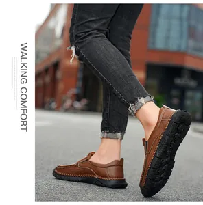 Dettaglio delle scarpe casual da uomo in pelle marrone con cuciture fatte a mano