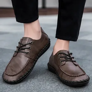 Casual bruine herenleren schoenen met vetersluiting en decoratieve handstiksels