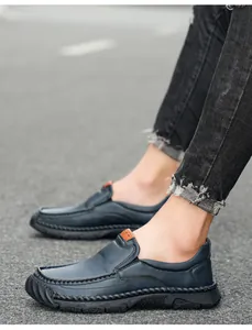 Dettaglio mocassini in pelle casual da uomo con guardolo decorativo cucito a mano