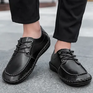 Stijlvolle casual herenschoenen van zwart leer met een ronde neus en vetersluiting