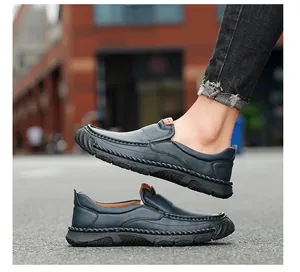 Visuale ravvicinata di scarpe casual da uomo in pelle blu cucite a mano all'aperto