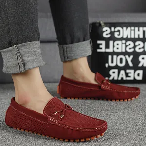 Eleganti mocassini rossi da uomo con design traforato traspirante e stile slip-on
