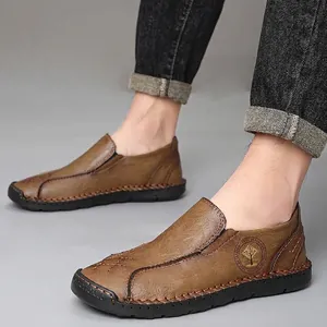 Mocassini da uomo in pelle marrone cuciti a mano con design slip-on per un abbigliamento casual