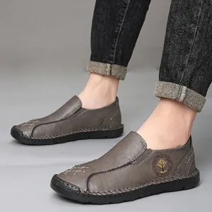 Mocassini da uomo in pelle grigia cuciti a mano, scarpe da guida casual ed eleganti