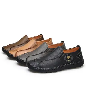 Mocassini da uomo in pelle cuciti a mano disponibili nei colori nero, grigio e marrone.