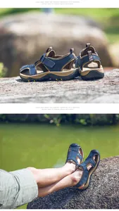 Vista lifestyle di sandali chiusi da uomo con design traforato e traspirante.