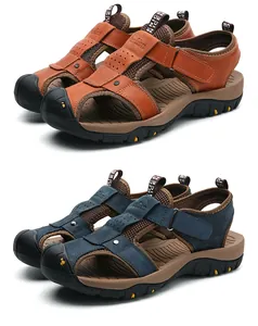 Primo piano di sandali outdoor da uomo in pelle marrone e blu con punta chiusa