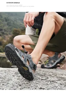 Détail rapproché des sandales de plein air grises pour hommes avec semelle en caoutchouc