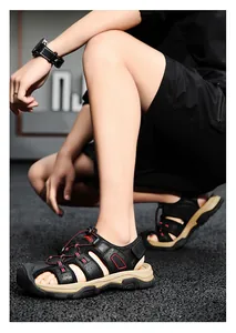 Détail de style de vie de sandales d'extérieur noires fermées pour hommes en cuir.