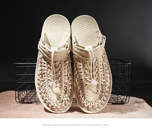 Dettaglio sandali intrecciati beige da uomo con trama in corda e chiusura a coulisse