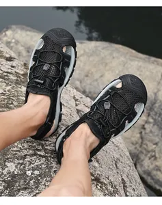 Vue détaillée des sandales de plein air en maille noire pour hommes sur rocher