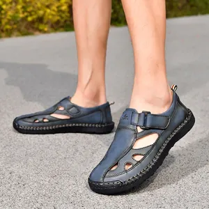 Vista dettagliata dei sandali in pelle blu fatti a mano con un design traspirante