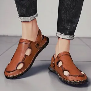 Heren sandalen van bruin leer met zachte zolen en ademende uitsparingen voor de zomer