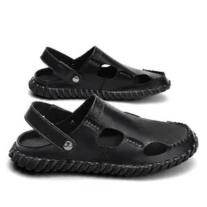 Casual herensandalen van zwart leer met gesloten teen en een zachte, antislip rubberen zool