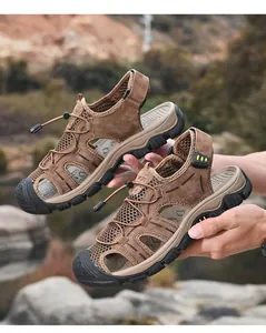 Sandales de randonnée marron pour hommes avec mesh respirant et lacets élastiques.