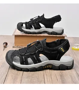 Détail de sandales de randonnée noires pour hommes avec maille respirante sur bois