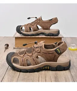 Vue latérale des sandales outdoor en mesh marron pour hommes avec semelle antidérapante.
