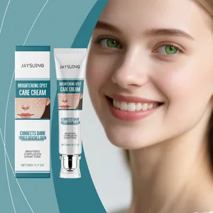 Tube et boîte JAYSUING Brightening Spot Care Cream avec une jeune mannequin souriante
