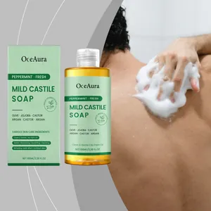 Nahaufnahme von OceAura Mild Castile Soap Flasche und Box mit erfrischendem Schaum