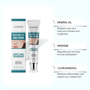 Détail montrant les ingrédients de la crème éclaircissante comme l'huile minérale et l'arginine