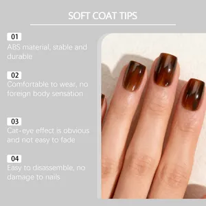 Primo piano di unghie finte marroni effetto cat-eye lucido in resistente materiale ABS.