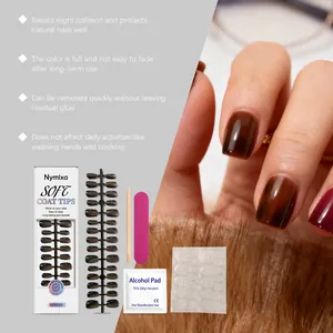 Dettaglio di unghie finte cat-eye nero-marroni con kit manicure completo incluso.