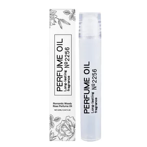 Aceite de perfume de rosa amaderada romántica frasco roller 10ml con caja floral.
