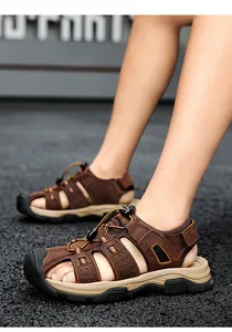 Détail de sandales de plein air en cuir marron pour hommes, bout fermé respirant