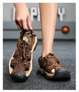 Gros plan sur les sandales de randonnée en cuir marron pour hommes avec lacets rapides